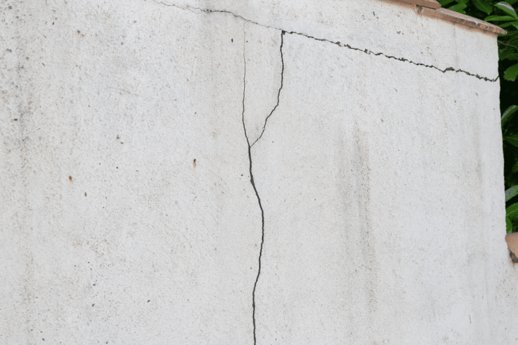 ผนังแตกร้าว